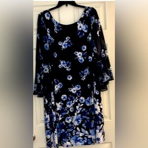 Jessica Howard Navy and White Floral Dress.

Beautiful Bell sleeves

Size 22 W